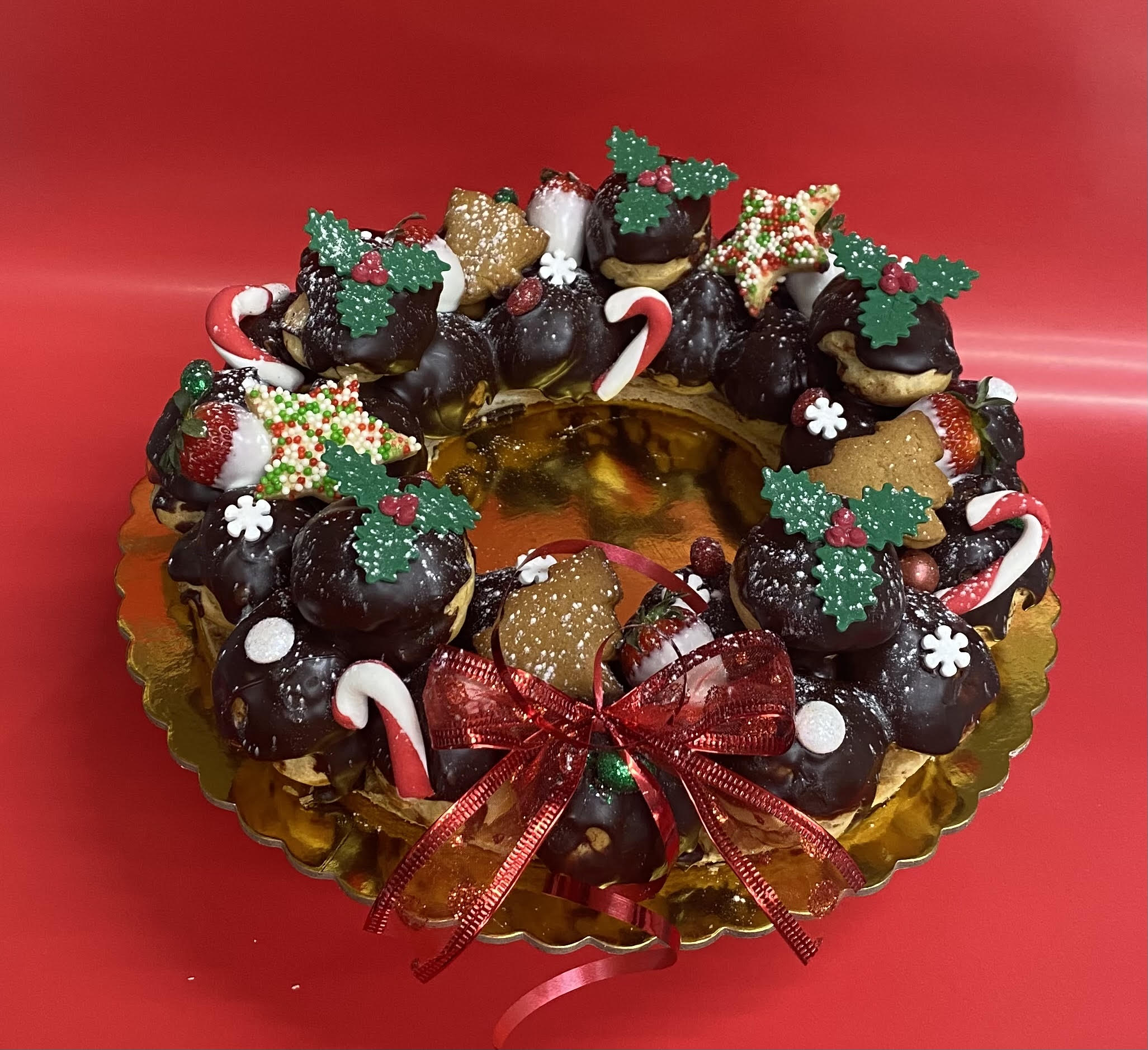 Profiterole Wreath (36 Vanilla Filled Puffs)